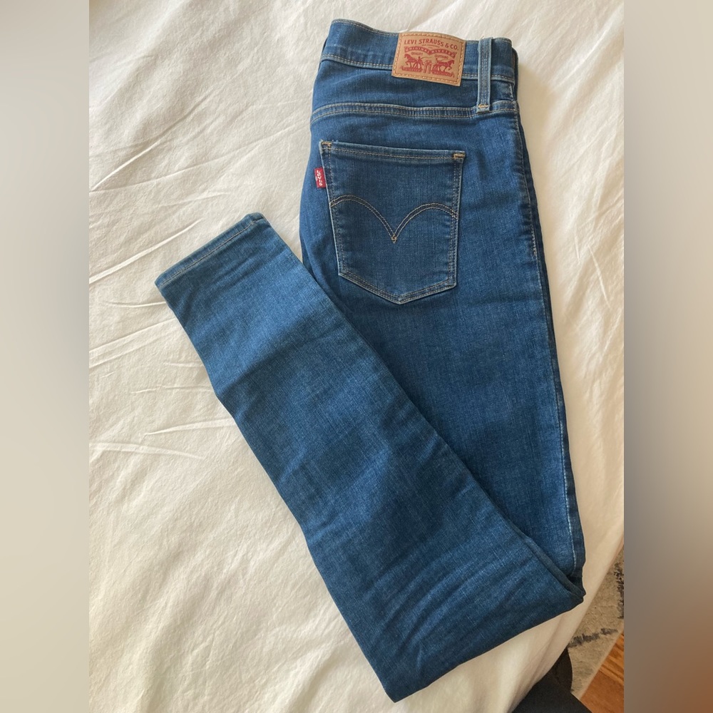 Levi’s 310 shaping super skinny medium wash jeans
